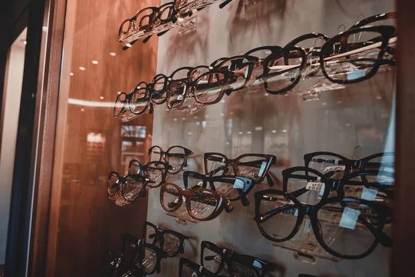 Molduras modernas em vitrine na loja de óptica — Fotografia de Stock