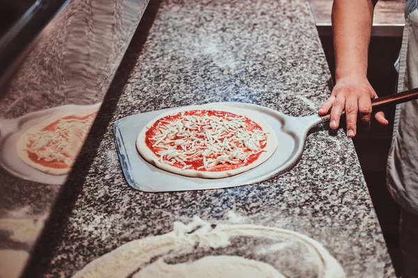 Chef está haciendo pizza en la cocina del restaurante —  Fotos de Stock