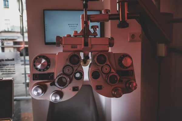 Noodzakelijk gereedschap bij opticiens kast — Stockfoto