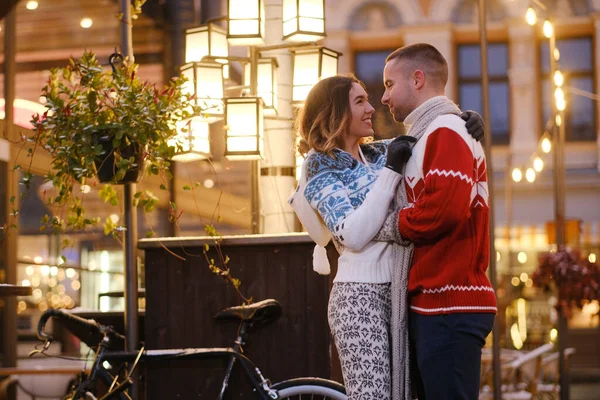 Romantiska människor känner sig lyckliga tillsammans — Stockfoto