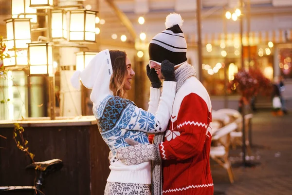 Romantische mensen voelen zich gelukkig samen — Stockfoto