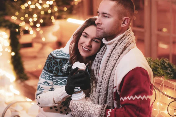 Casal de pessoas românticas desfrutar de Natal juntos — Fotografia de Stock