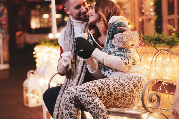 Un par de personas románticas disfrutan de la Navidad juntos — Foto de Stock