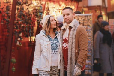 Piyasada birlikte yürümekten hoşlanan bir çift iyi insan.