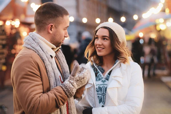Пара приємних людей насолоджуються прогулянками на ринку разом — стокове фото