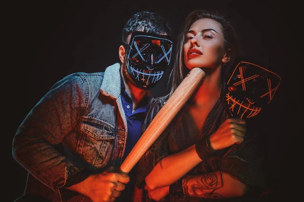 Портрет божевільної пари в масках з кажаном — стокове фото