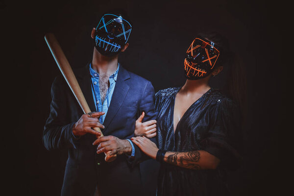 Портрет сумасшедшей пары в масках с битой

