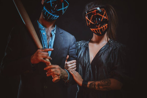 Портрет сумасшедшей пары в масках с битой
