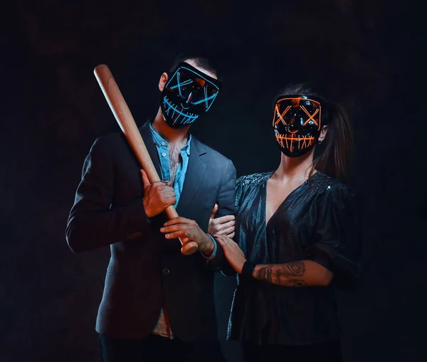 Retrato de pareja loca en máscaras con murciélago — Foto de Stock