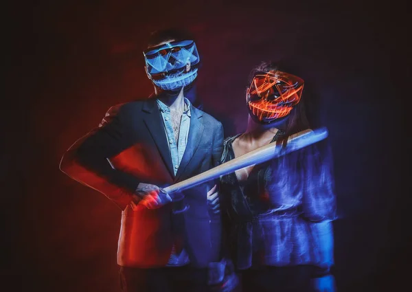 Portret van gek paar in maskers met knuppel — Stockfoto