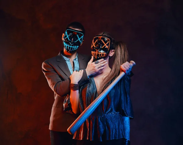 Портрет божевільної пари в масках з кажаном — стокове фото