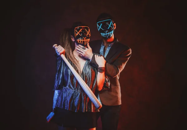 バットを持つマスクのクレイジーカップルの肖像 — ストック写真