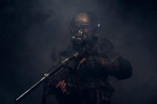 Cyborg med vapen i dimma och rök — Stockfoto