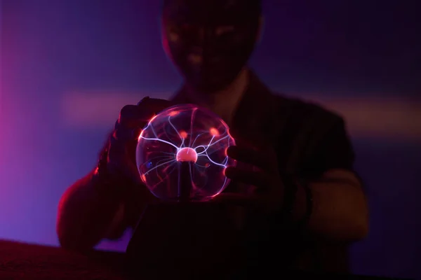 El hombre está tocando el globo de plasma — Foto de Stock