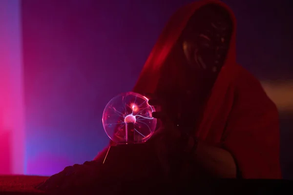 Retrato de mago con globo mágico — Foto de Stock