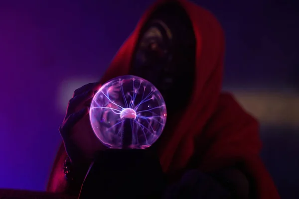 Retrato de mago con globo mágico — Foto de Stock