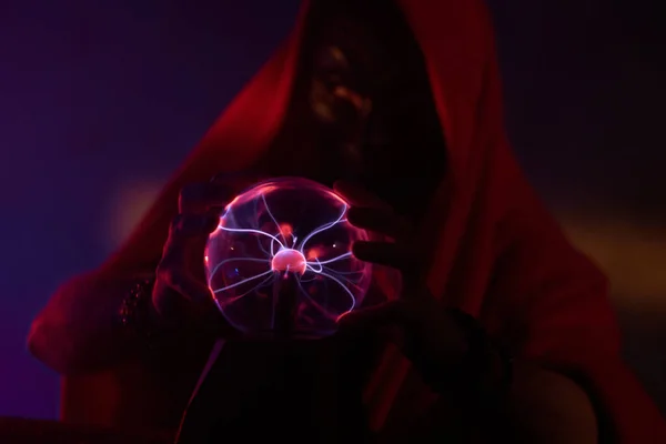 Retrato de mago con globo mágico — Foto de Stock