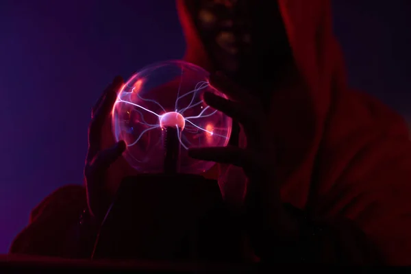 Chamán futurista está utilizando su globo mágico — Foto de Stock