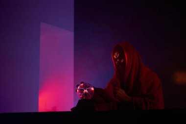 Sihirli küreyle büyücünün portresi