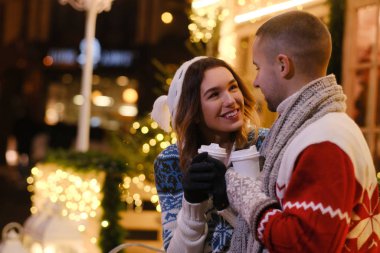 Romantik insanlar birlikte mutlu olurlar.
