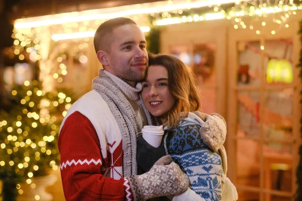 Ett par romantiska människor njuter av julen tillsammans — Stockfoto
