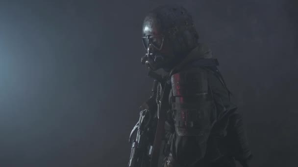 L'homme en consplay costume post apocalypse pose pour l'opérateur — Video