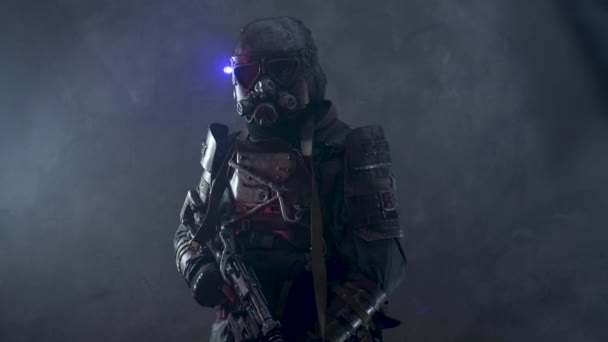 L'homme en consplay costume post apocalypse pose pour l'opérateur — Video