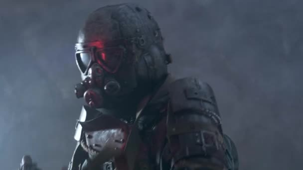 Man in consplay post apocalyps kostuum poseert voor operator — Stockvideo