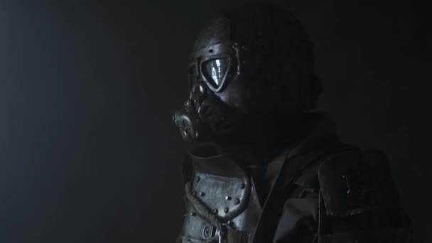 Em luzes em movimento no homem quarto escuro em traje guerreiro pós apocalipse — Vídeo de Stock