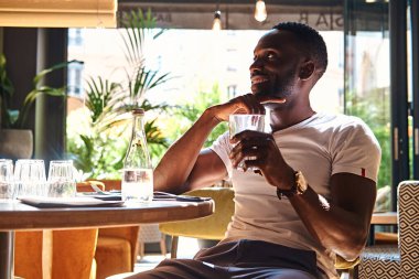 Bir bardak meyve suyuyla Amerikan öğrencisinin portresi.