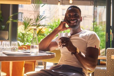 Bir bardak meyve suyuyla Amerikan öğrencisinin portresi.