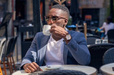 Kafedeki Amerikalı adamın portresi.