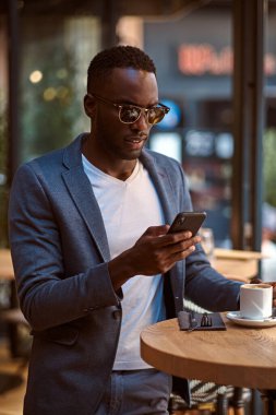 Kafedeki Amerikalı adamın portresi.