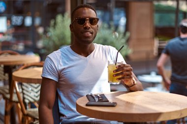 Bir bardak meyve suyuyla Amerikan öğrencisinin portresi.