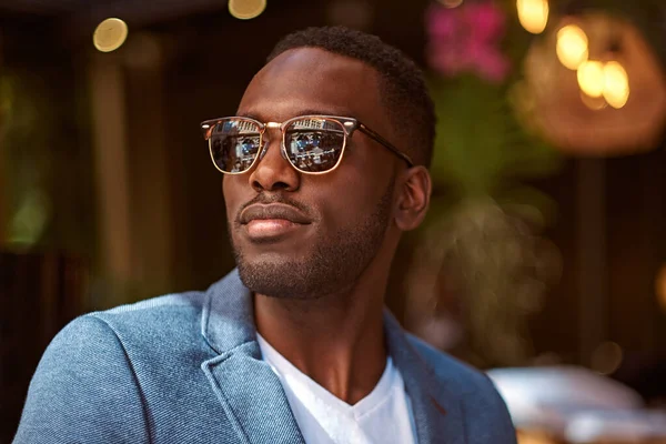 Retrato de empresario confiado en gafas de sol —  Fotos de Stock