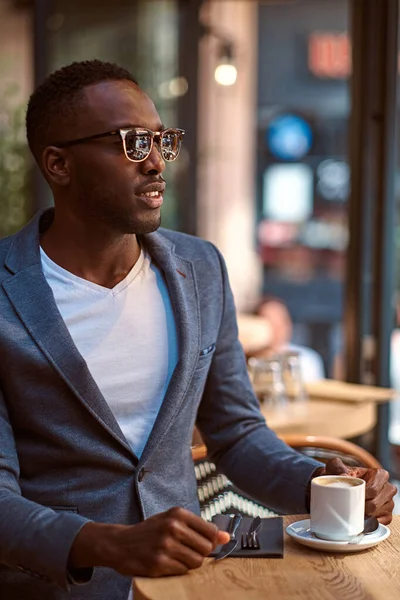 Retrato del hombre americano en la cafetería — Foto de Stock