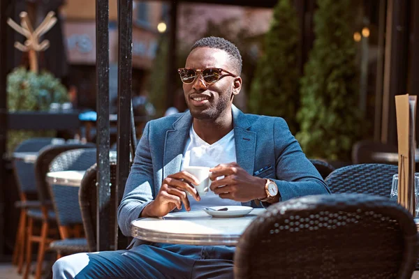 Retrato del hombre americano en la cafetería —  Fotos de Stock