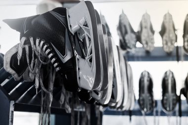 Paten içinde birçok çift ile raf.