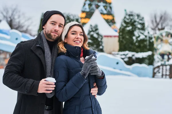 Junges Paar bei einem Date in der Nähe der Eisbahn — Stockfoto