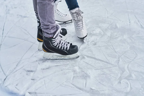 Młoda kochająca się para na łyżwach na lodowisku na świeżym powietrzu — Zdjęcie stockowe