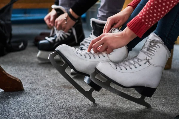 Jovem casal se preparando para uma patinação — Fotografia de Stock