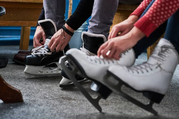 Jovem casal se preparando para uma patinação — Fotografia de Stock