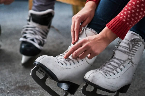 Jovem casal se preparando para uma patinação — Fotografia de Stock