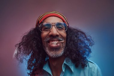 Afrika Rastafaryan erkek sigarasının stüdyo portresi