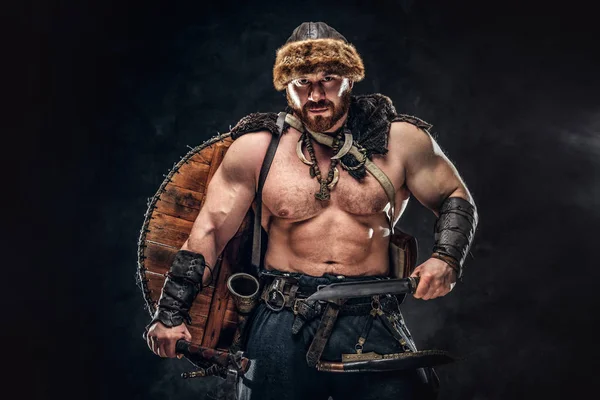 Ciężki barbarzyńca w stroju wojownika — Zdjęcie stockowe