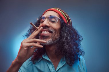 Afrika Rastafaryan erkek sigarasının stüdyo portresi