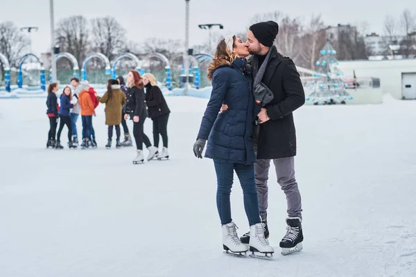 Couple heureux sortir ensemble dans la patinoire, embrasser et profiter de l "heure d" hiver — Photo