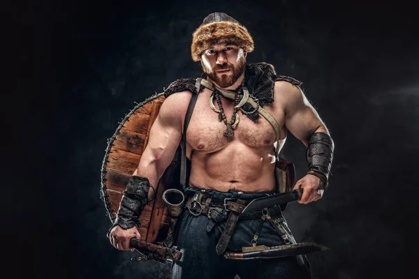 Ciężki barbarzyńca w stroju wojownika — Zdjęcie stockowe