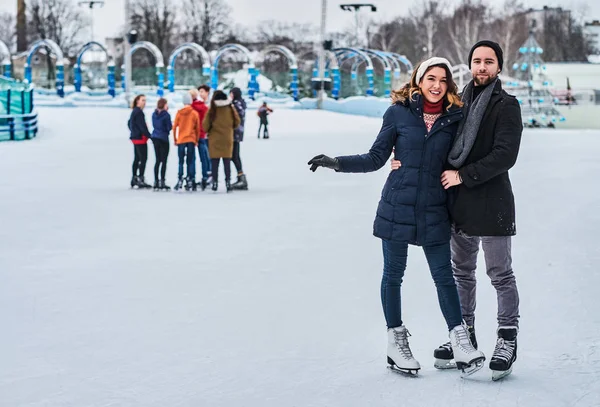 Glückliches Paar beim Dating in der Eishalle, beim Umarmen und im Winter — Stockfoto