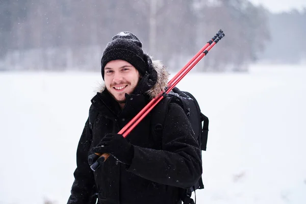 Boldog srác, aki a havas erdő mellett túrázik. — Stock Fotó